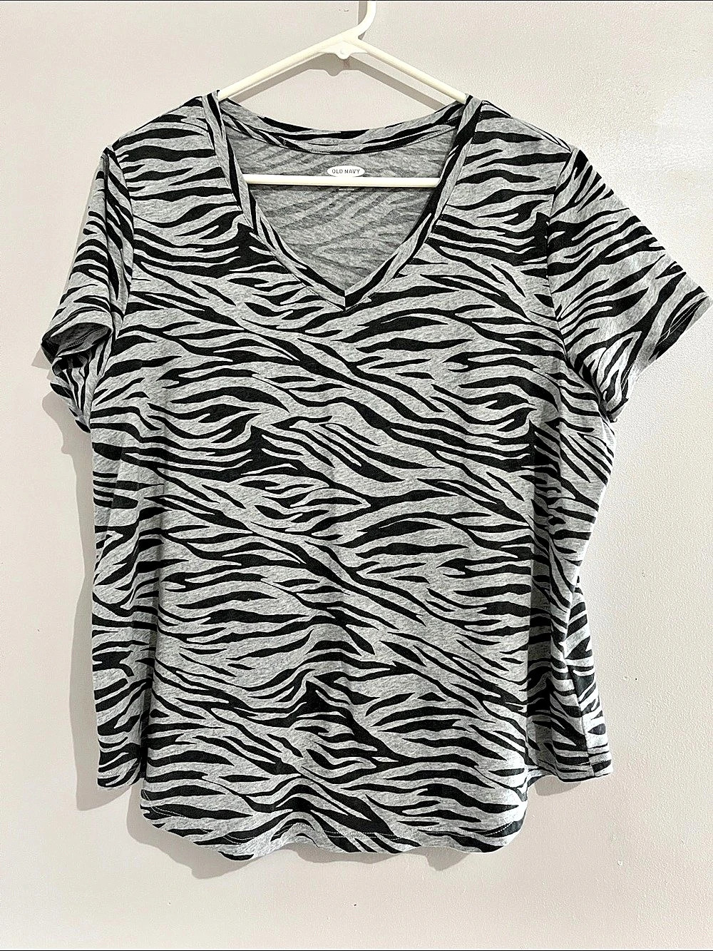 Old Navy Zebra Print V-Neck Cotton Tee Gray Black XL curved hem women’s